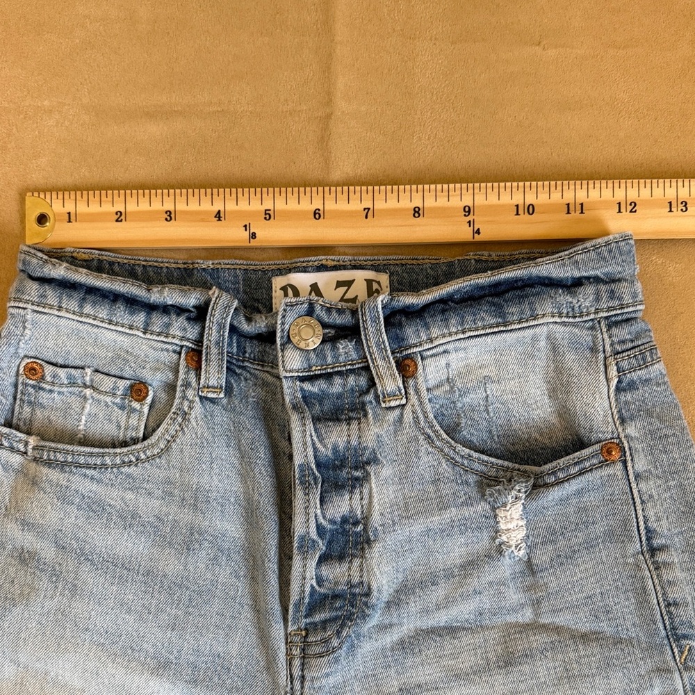 Daze  Tough Love Denim Frayed Hem Distressed Light Wash Women’s  Shorts Size 24 - Picture 2 of 11